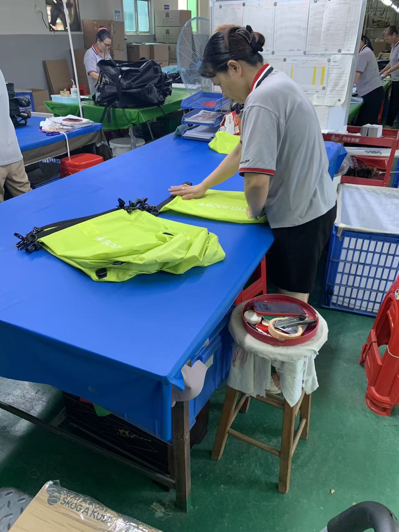 วิธีสั่งซื้อถุงแห้งแบบม้วนด้านบนที่มีทัศนวิสัยสูง ผ่านการเย็บ ตรวจสอบ และบรรจุกล่อง